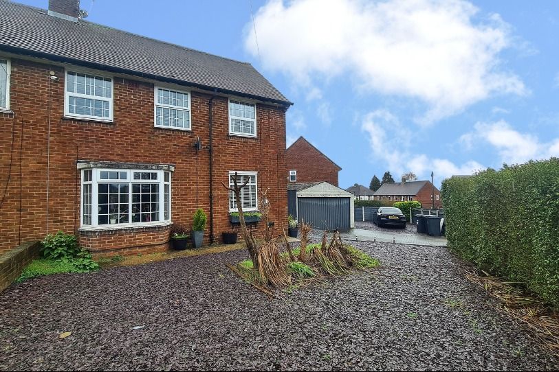 3 bed semidetached house for sale in Taunton Avenue, Luton