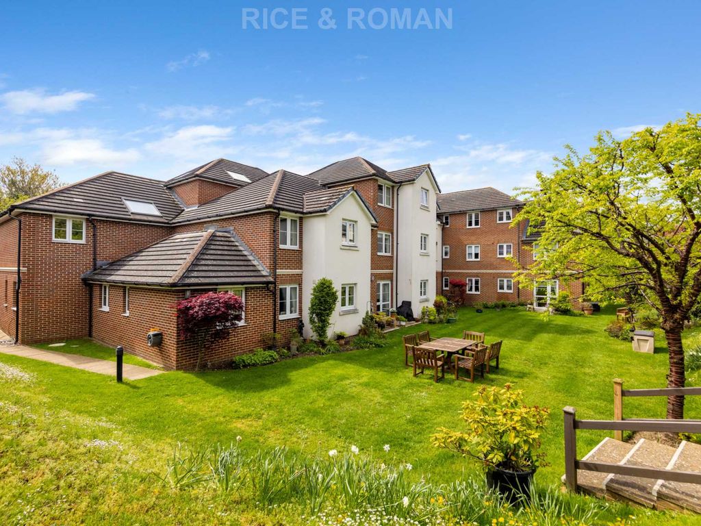 1 bed flat for sale in Lynton Court, Epsom KT17, £150,000 Zoopla