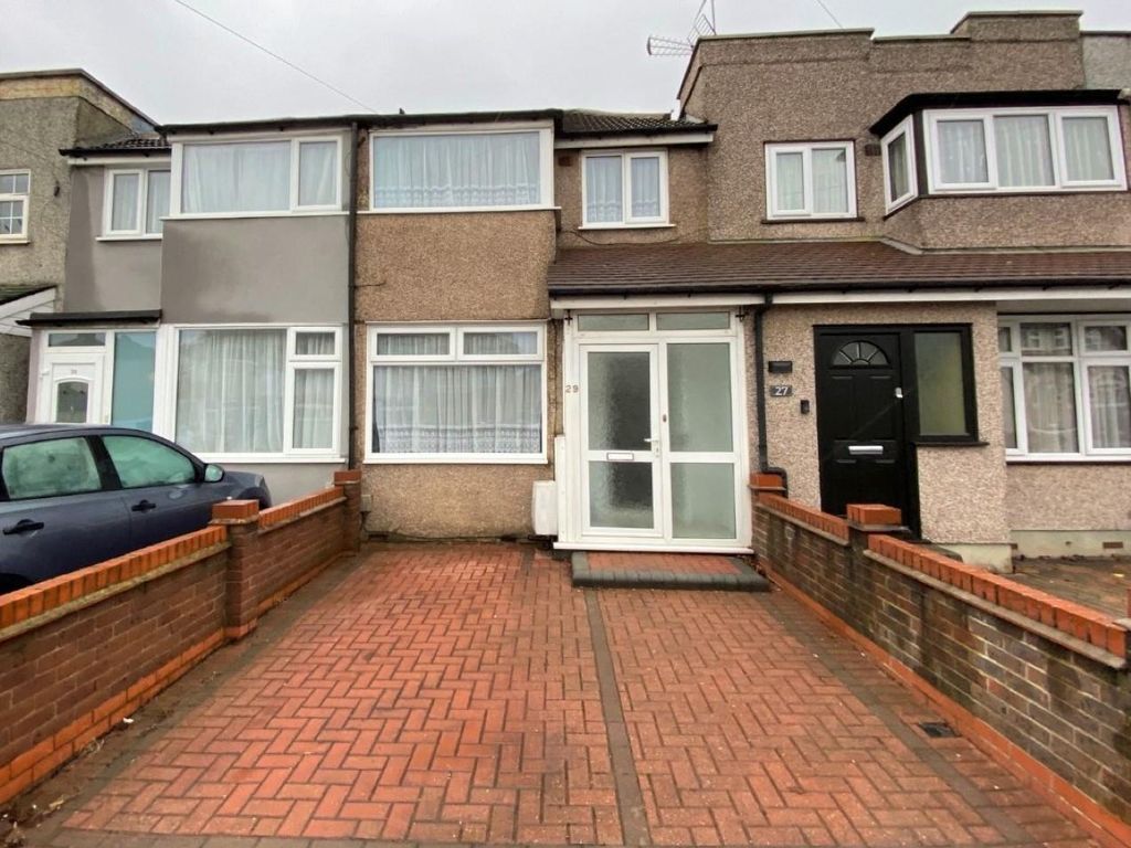 3 bed terraced house to rent in Elm Park Avenue, Elm Park, Hornchurch