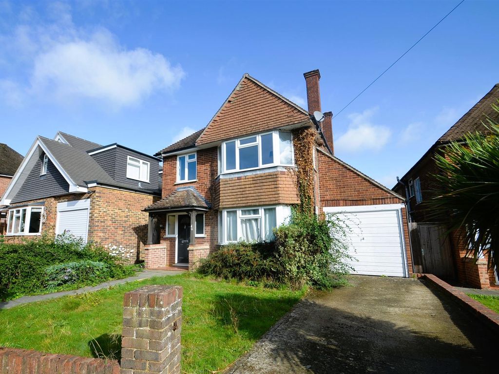 4 bed detached house to rent in Greenacres Avenue, Ickenham UB10, £