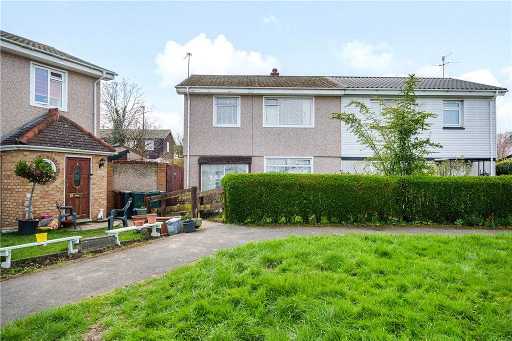 3 bed semidetached house for sale in Leven Close, Watford