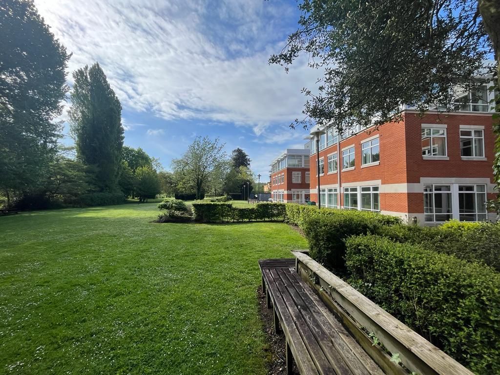 1 bed flat to rent in Chalfont Park, Gerrards Cross SL9, £1,300 pcm