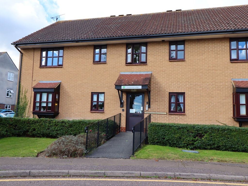 2 bed property for sale in Hilltop Close, Rayleigh SS6, £200,000 Zoopla