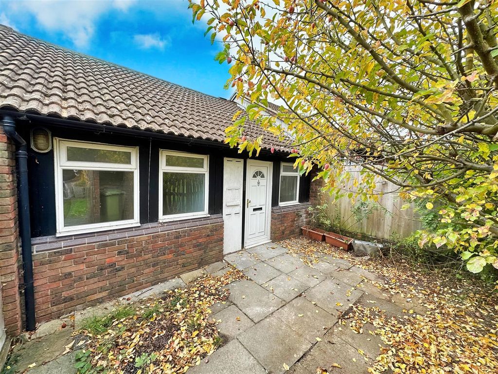 3 bed terraced house to rent in Hills Close, Great Linford, Milton