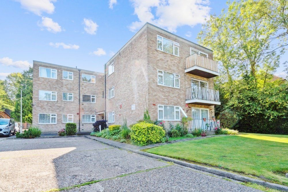 2 bed flat for sale in Linden Lea, Westfield Park, Hatch End, Pinner