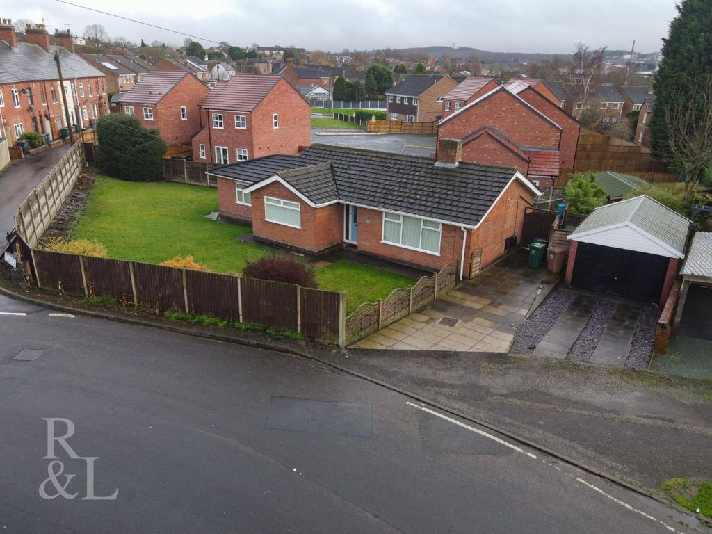 3 bed detached bungalow for sale in Meadow Lane, Newhall, Swadlincote
