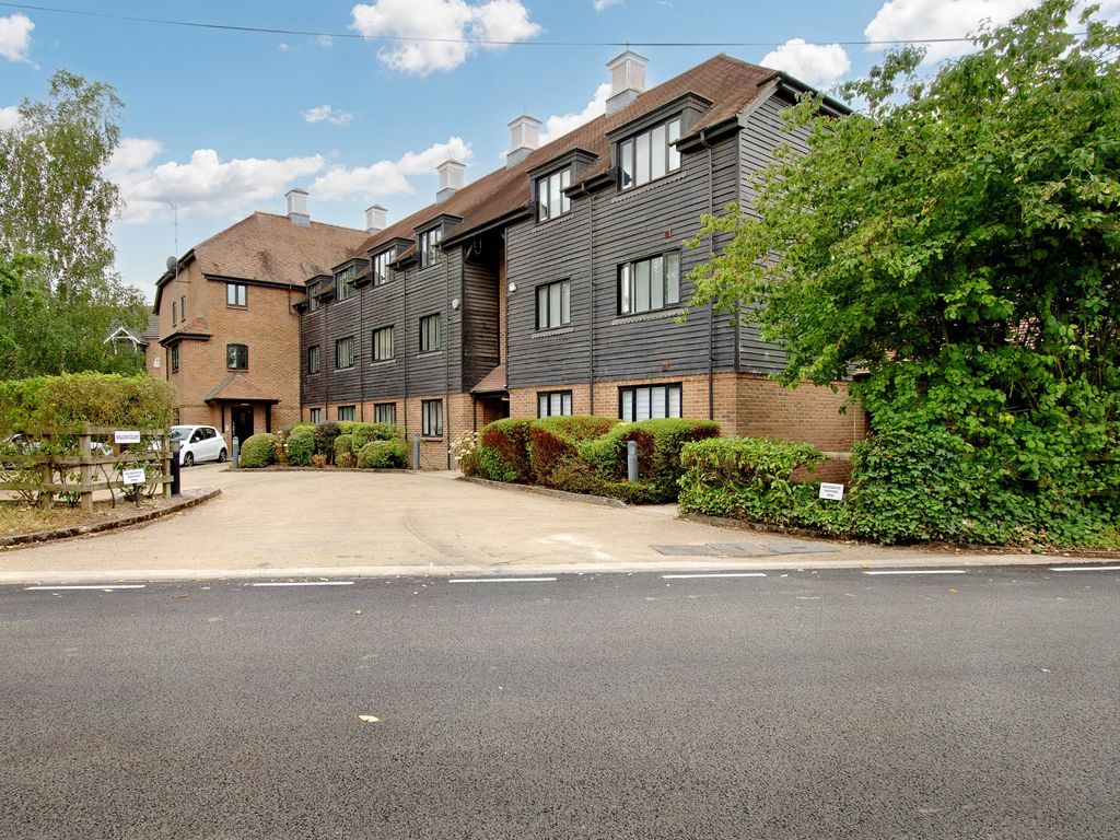 2 bed flat for sale in Springwell Lane, Rickmansworth WD3, £365,000 Zoopla