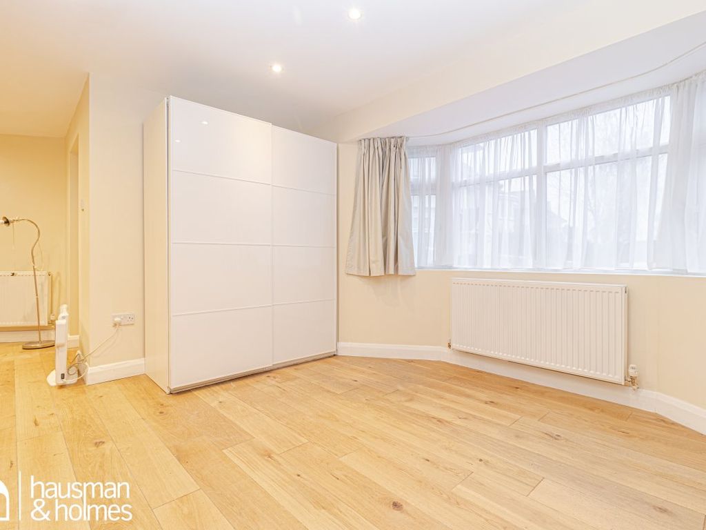 Studio to rent in Garrick Avenue, London NW11, £1,100 pcm Zoopla