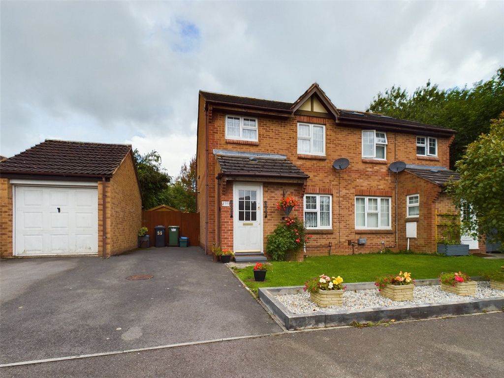 3 bed semidetached house for sale in Kestrel Gardens, Quedgeley