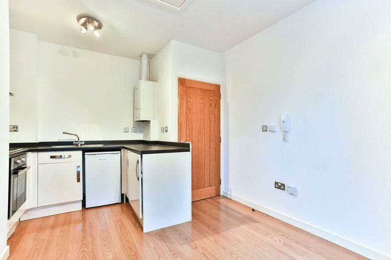 1 bed flat to rent in St. Pauls Lane, Cheltenham GL50, £625 pcm Zoopla