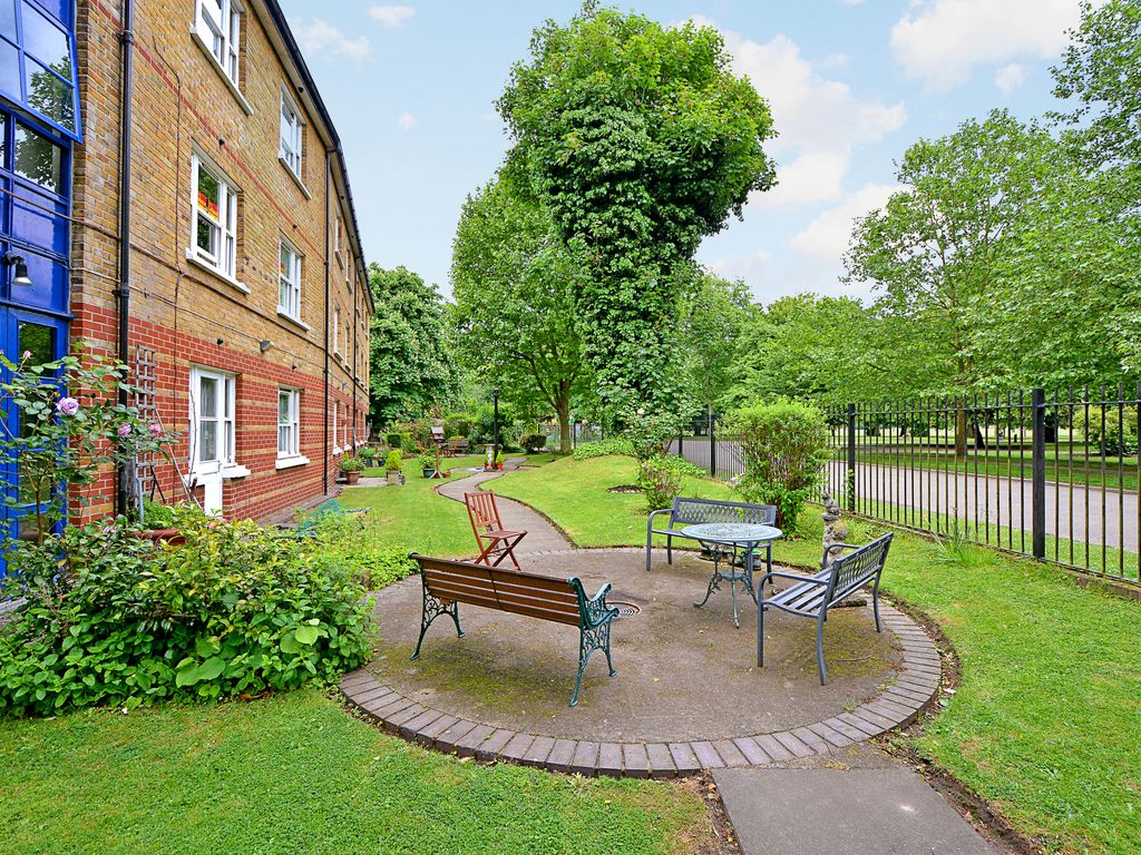1 bed flat for sale in Victoria Park Road, London E9, £125,000 Zoopla