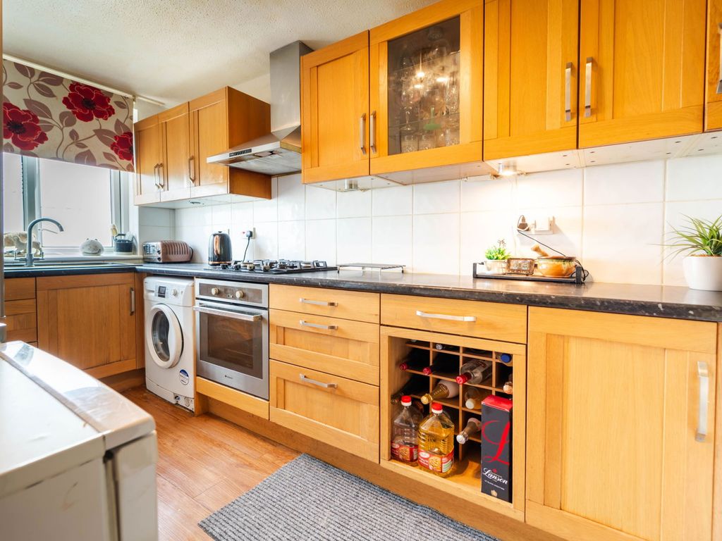 3 bed for sale in Dowdeswell Close, Roehampton, London SW15