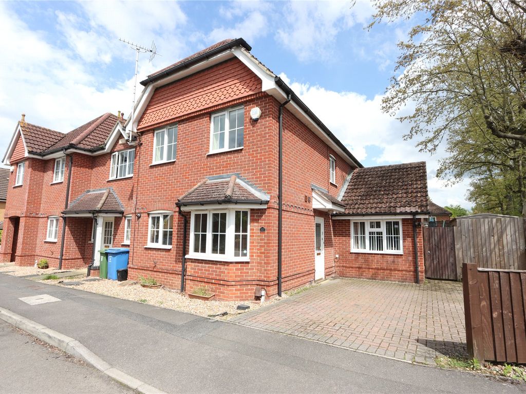3 bed semidetached house for sale in Victoria Gardens, Farnborough