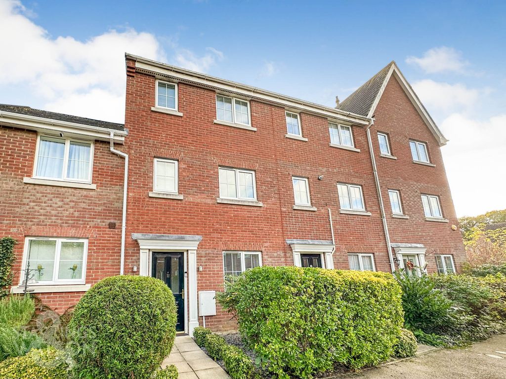 4 bed terraced house for sale in Morris Drive, Little Plumstead