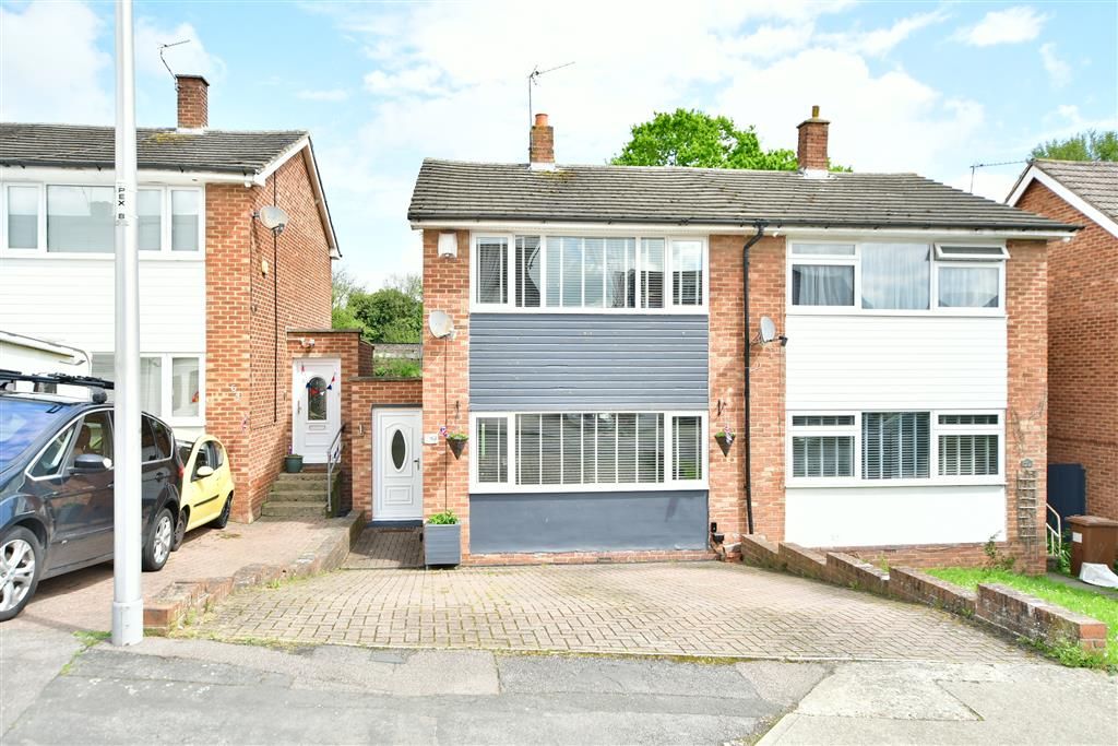3 bed semidetached house for sale in Poplicans Road, Cuxton, Rochester