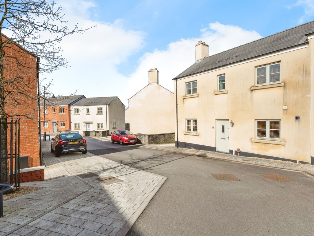 3 bed semidetached house for sale in Lon Y Grug, Llandarcy, Neath, Neath Port Talbot SA10, £