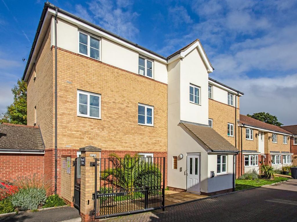 2 bed flat to rent in Sherriff Close, Esher KT10, £1,475 pcm Zoopla