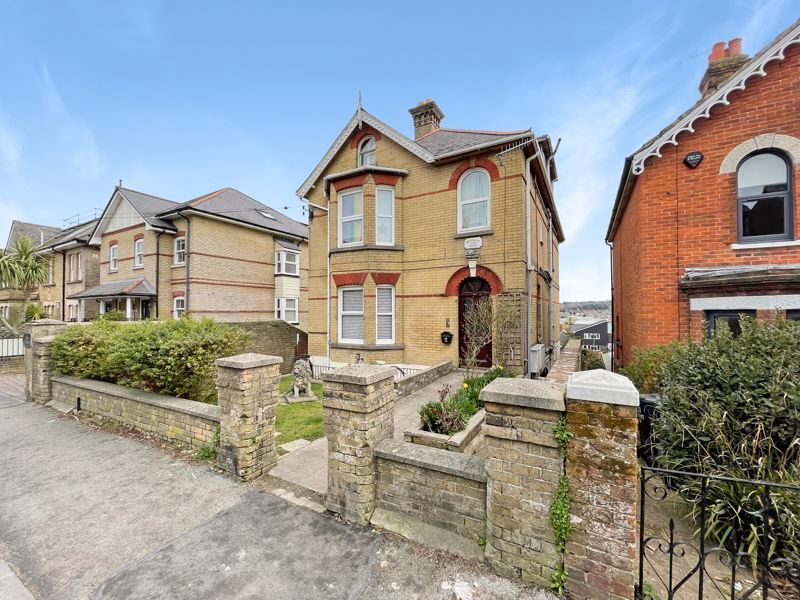 3 bed flat for sale in Newport Road, Cowes PO31 Zoopla