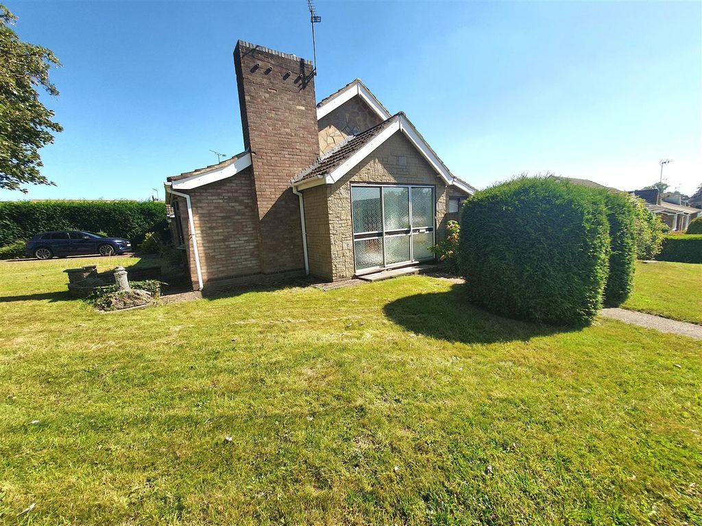2 bed semidetached bungalow for sale in Tamar Road, Bulkington