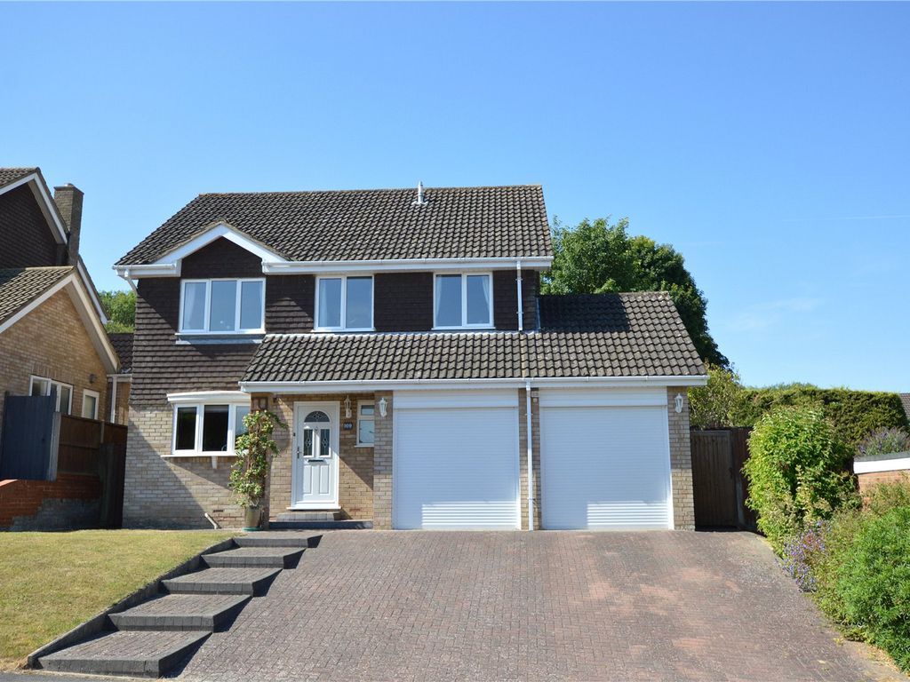 4 bed detached house for sale in Mentmore Crescent, Dunstable
