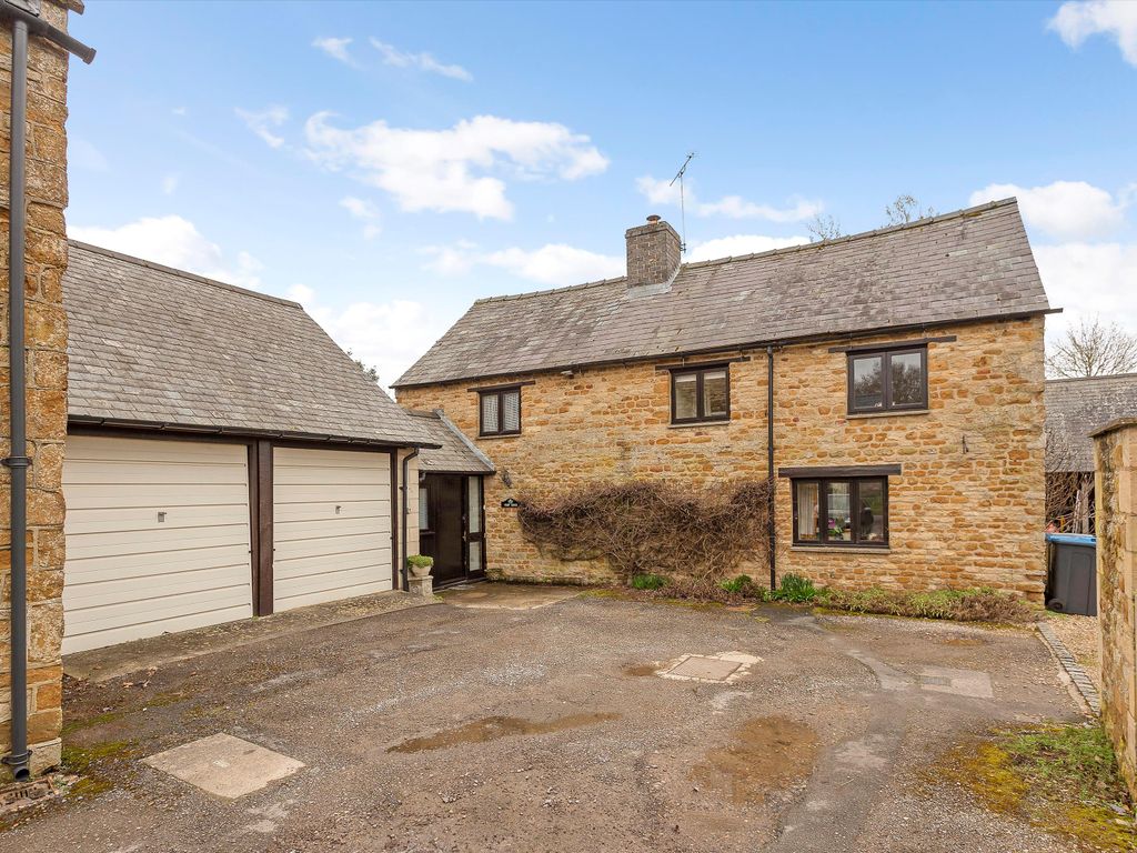 3 bed linkdetached house for sale in The Green, Kingham, Chipping