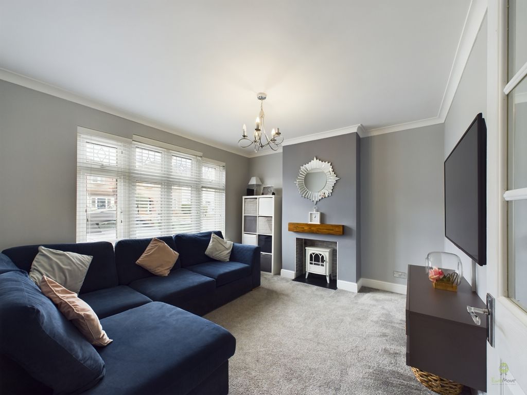 3 bed semidetached house for sale in Chessington Avenue, Bexleyheath