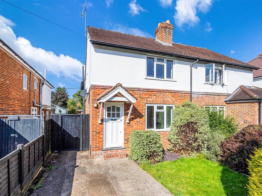 3 bed semidetached house for sale in Nutwood Avenue, Brockham