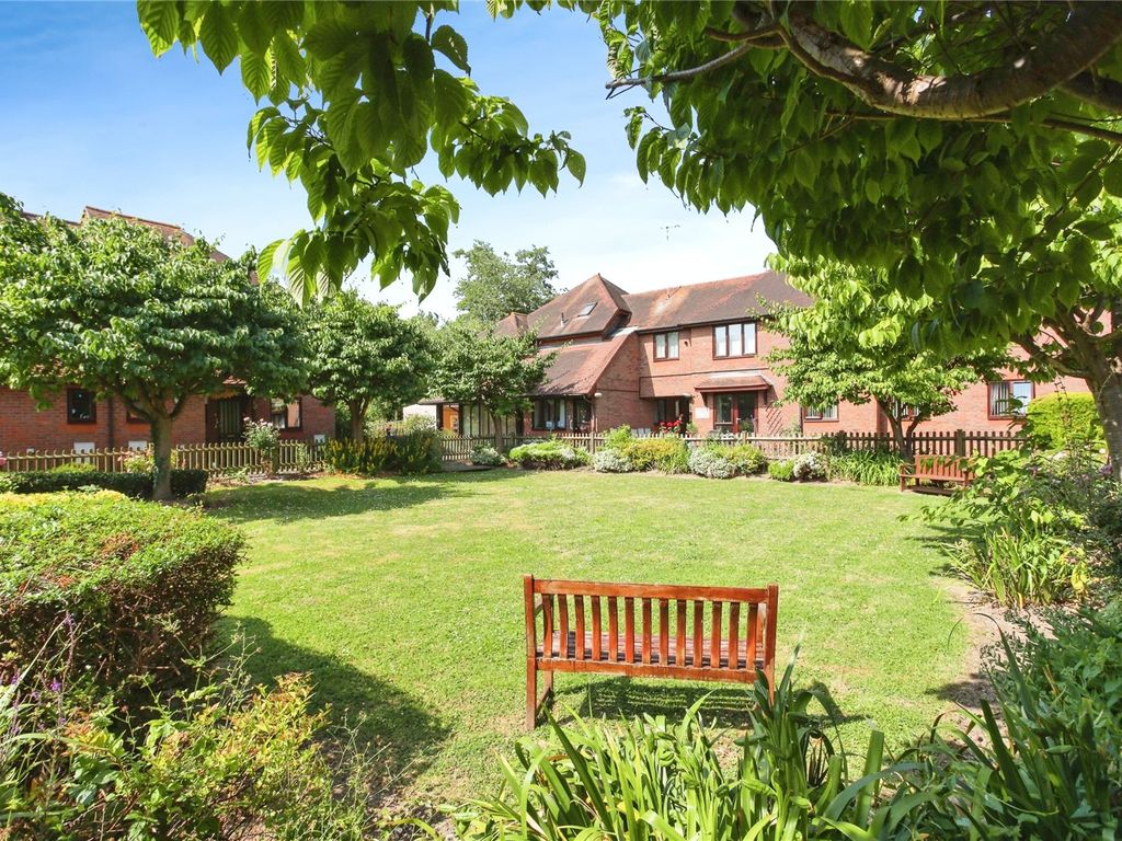 1 bed flat for sale in Lyons Crescent, Tonbridge, Kent TN9, £175,000