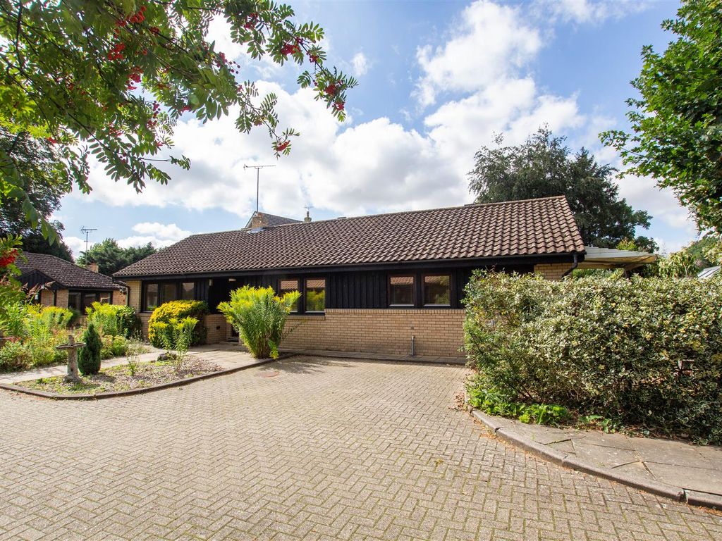 3 bed detached bungalow to rent in Joiners Court, Linton, Cambridge