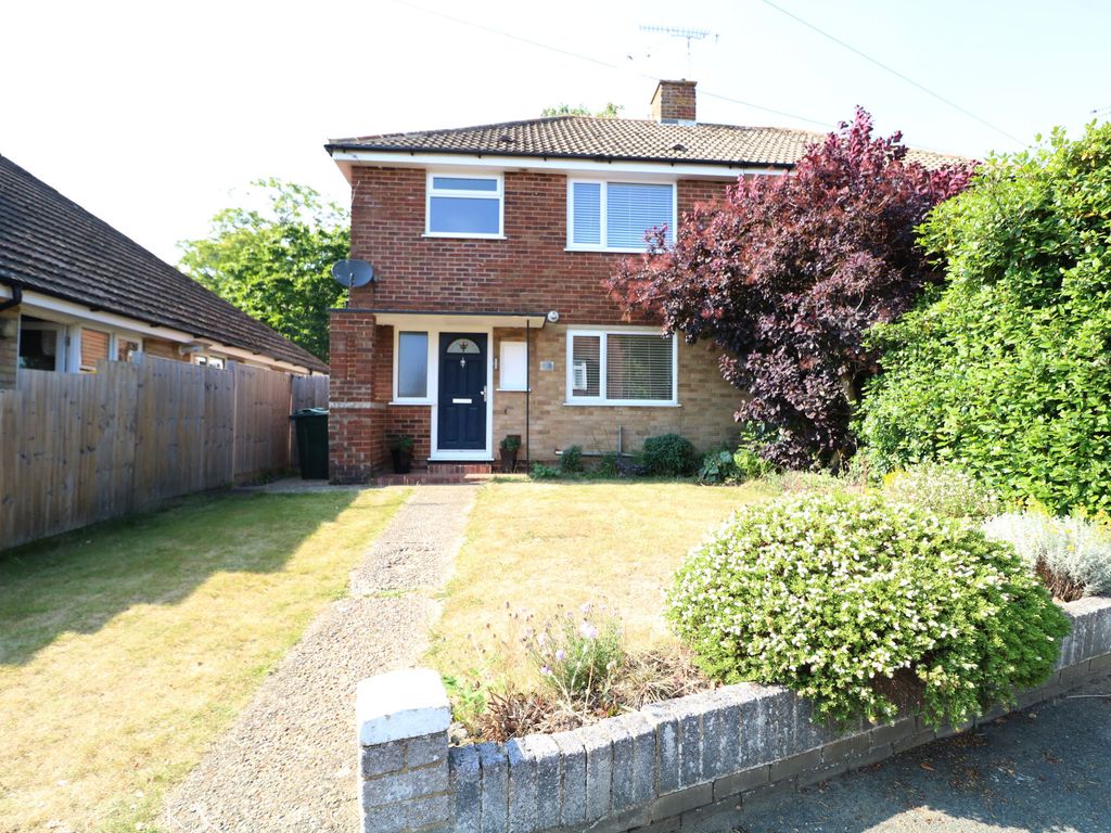 3 bed semidetached house to rent in The Pasture, Kennington, Ashford