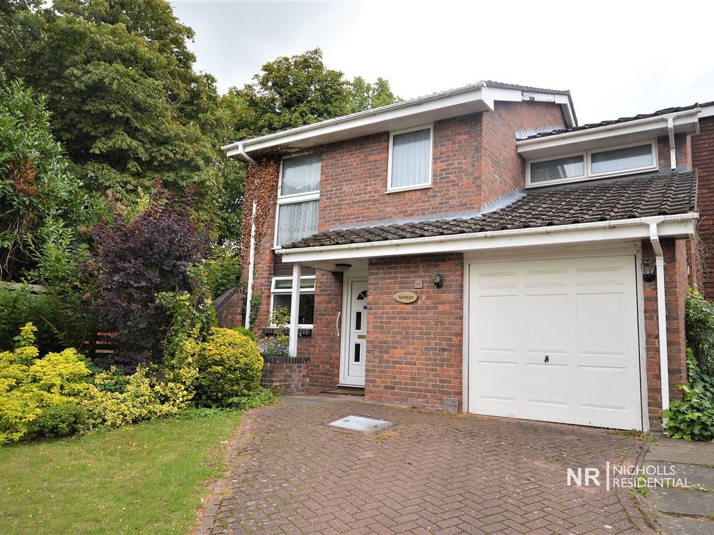 5 bed detached house for sale in Hillcrest Close, Epsom, Surrey. KT18
