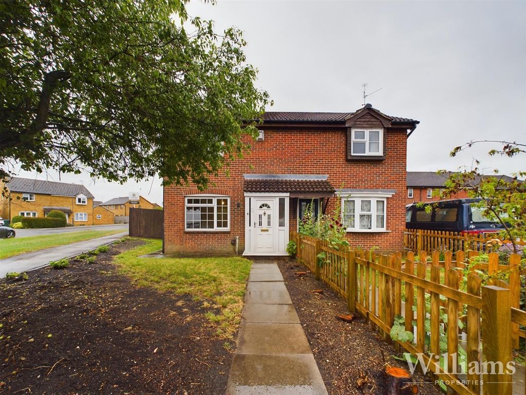 3 bed semidetached house for sale in Meadow Way, Aylesbury