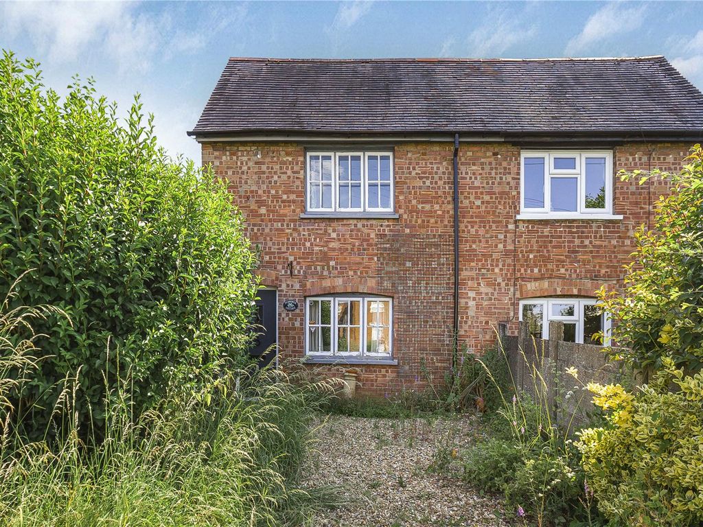 2 bed semidetached house for sale in Oakley Road, Chinnor, Oxfordshire