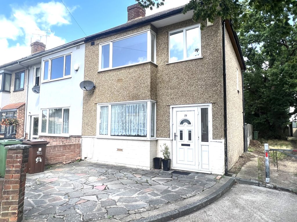 3 bed end terrace house to rent in Kelly Way, Romford RM6 Zoopla