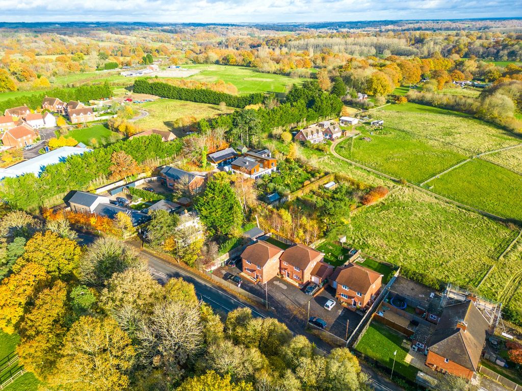 4 bed detached house for sale in Maurice Place, Headley, Thatcham