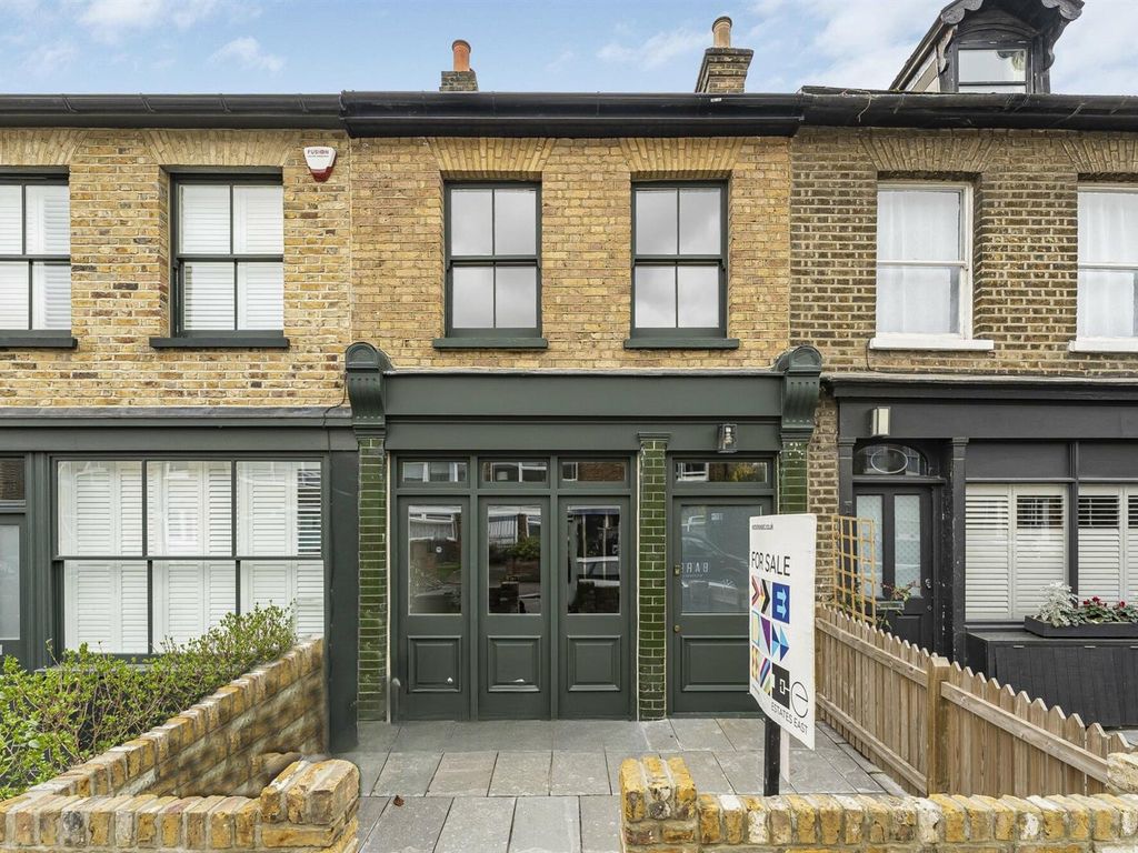 2 bed flat for sale in Beulah Road, Walthamstow, London E17, £600,000