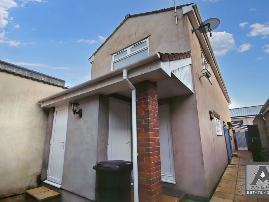 2 bed flat to rent in High Street, Worle BS22, £950 pcm Zoopla