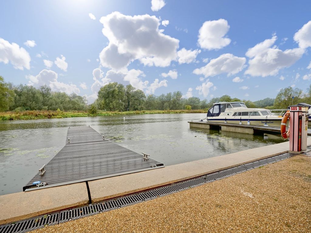 2 bed flat for sale in Wren Walk, Eynesbury, St Neots PE19, £250,000