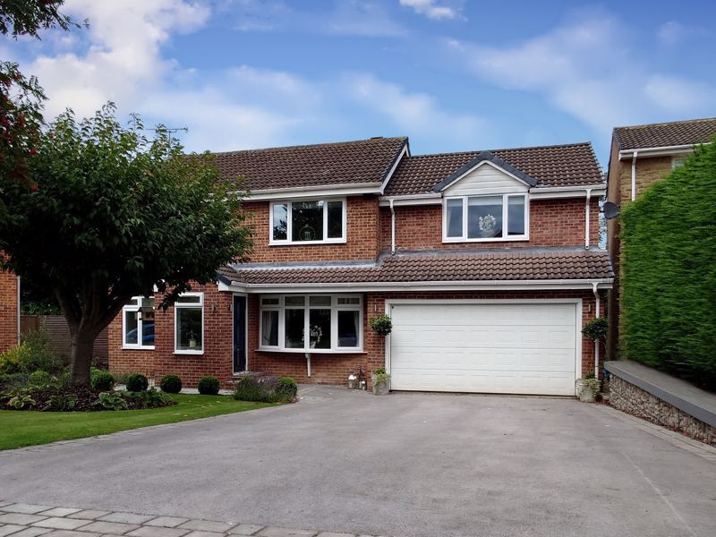 5 bed detached house for sale in Heron Drive, Wakefield WF2, £600,000