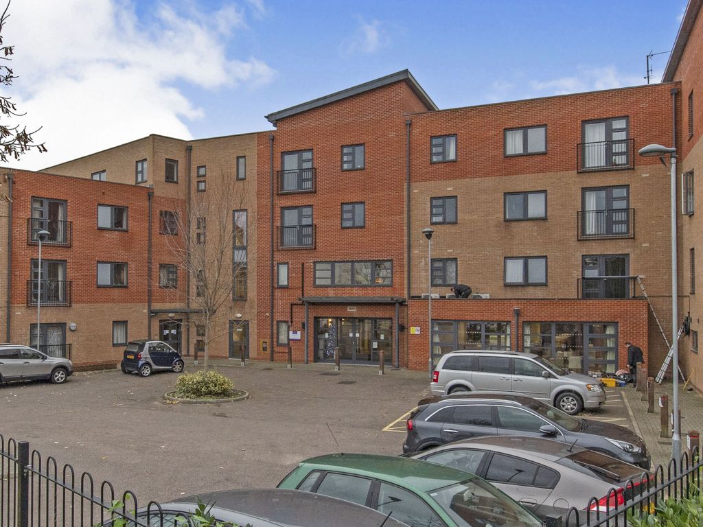 2 bed flat for sale in Truro Road, Gravesend DA12 Zoopla