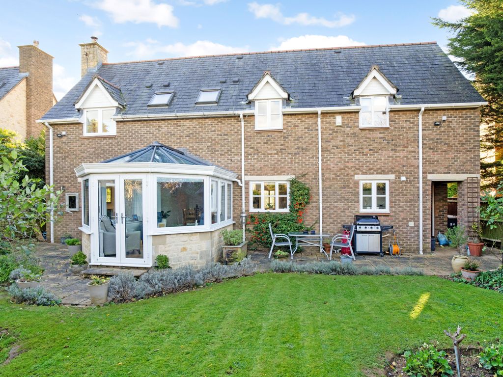 4 bed detached house for sale in Abingdon Road, Standlake OX29, £