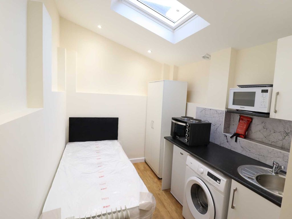Studio to rent in Desborough Avenue, High HP11, £825 pcm Zoopla