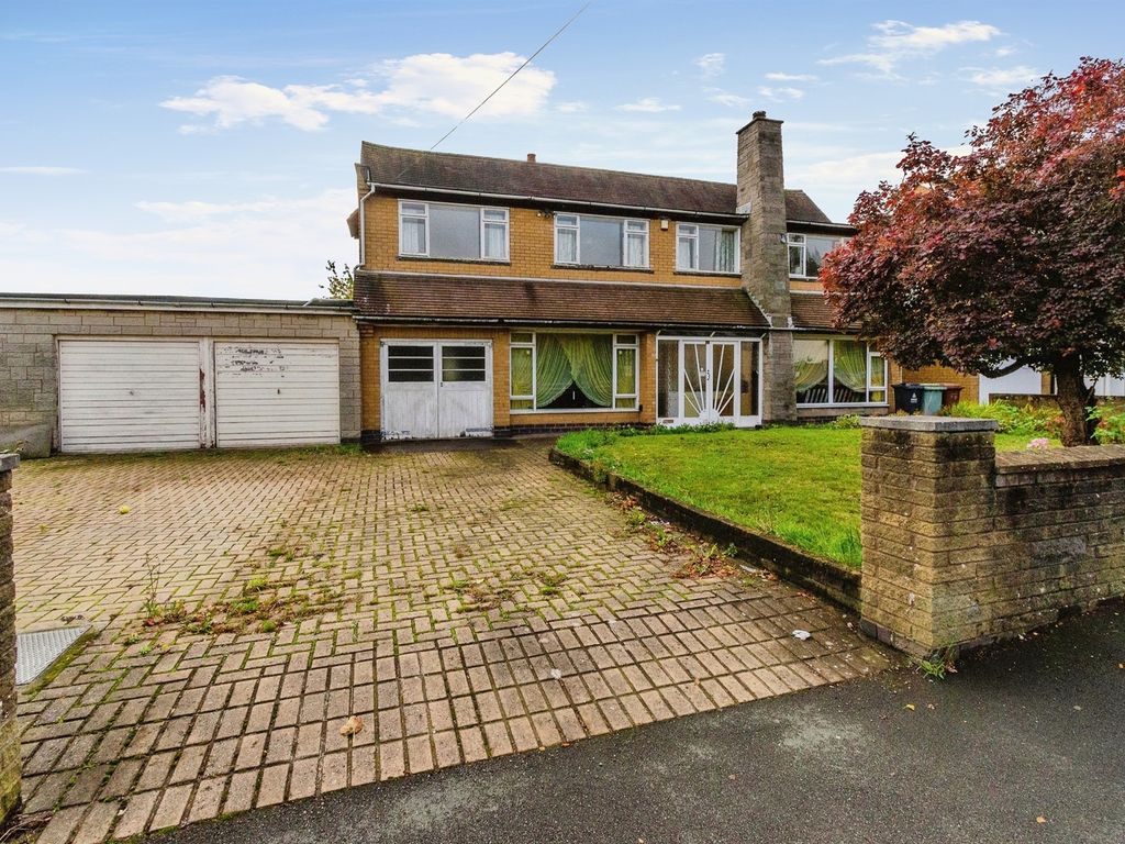 5 bed detached house for sale in Churchill Road, Walsall WS2, £375,000