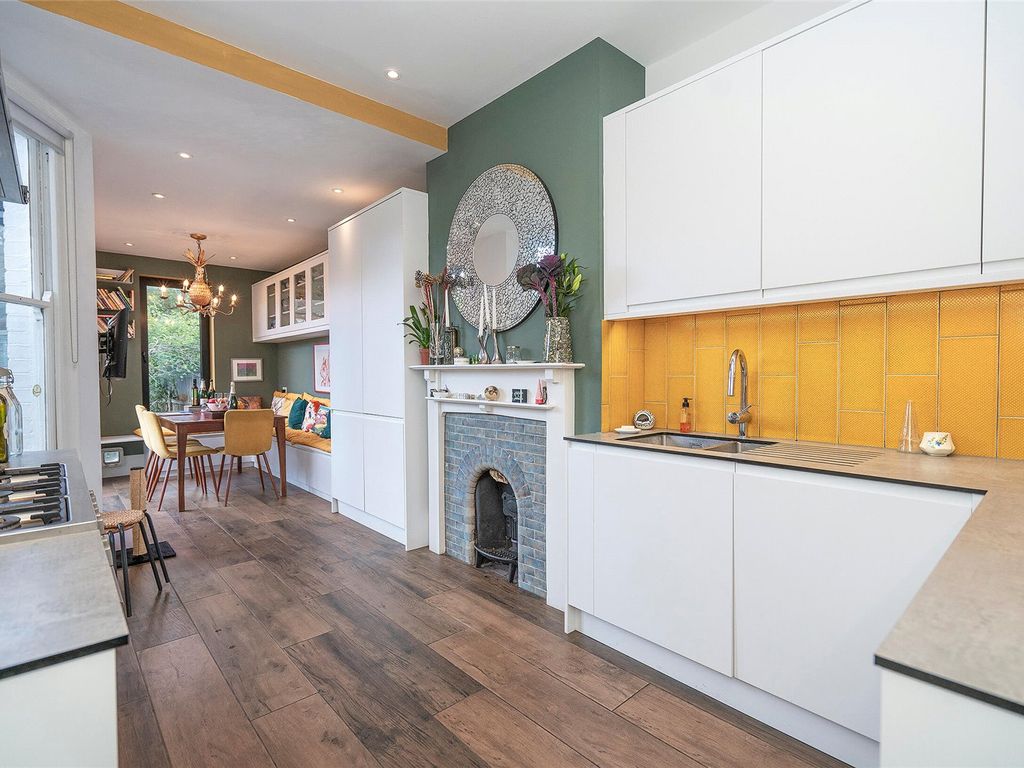 4 bed detached house for sale in Maidstone Road, London N11, £950,000