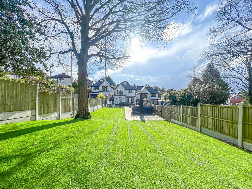 6 bed detached house for sale in London Hill, Rayleigh SS6, £1,000,000
