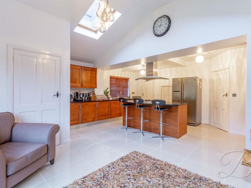 6 bed detached house for sale in Alexandra Avenue, Mansfield NG18, £