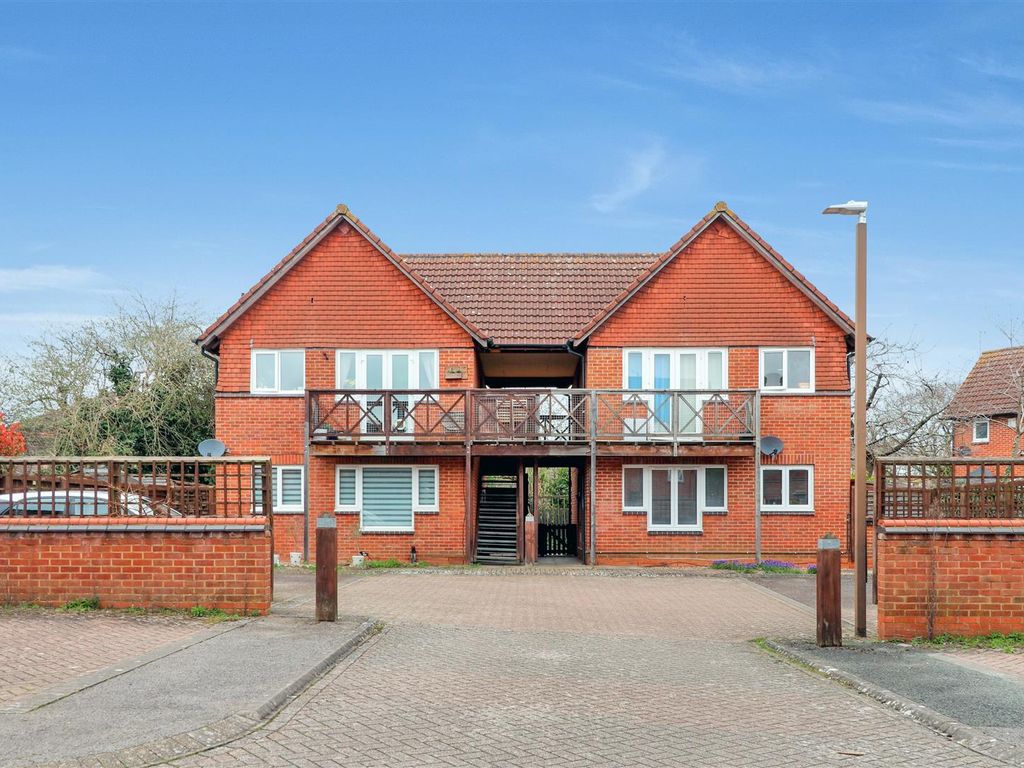 1 bed flat for sale in Glebe Close, Loughton, Milton Keynes MK5, £
