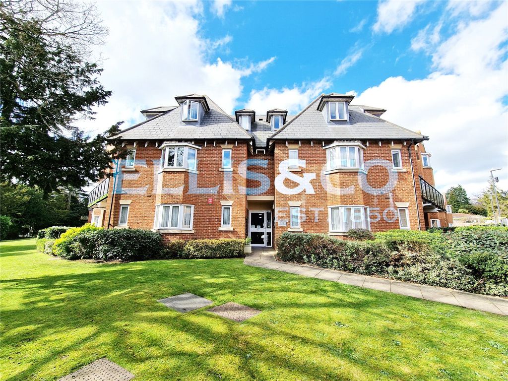 3 bed flat to rent in Pynnacles Close, Stanmore HA7, £2,600 pcm Zoopla