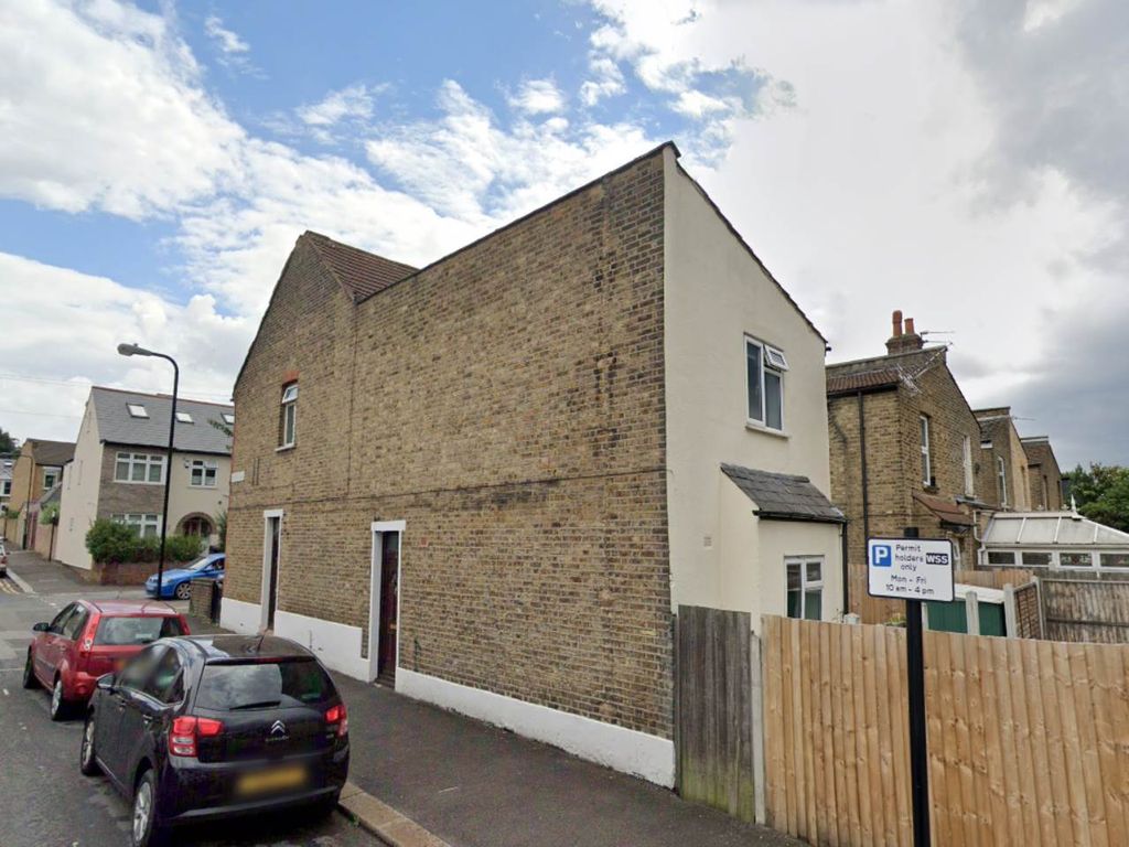 3 bed flat to rent in Chestnut Avenue South, Walthamstow, London E17, £1,950 pcm Zoopla