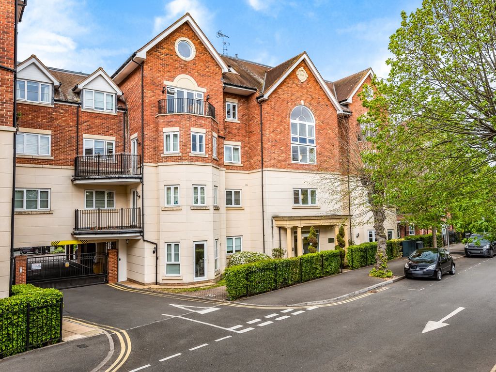 3 bed flat for sale in Rosemount Avenue, West Byfleet KT14 Zoopla